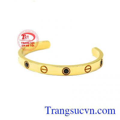 Đá saphir thiên nhiên mang lại nhiều lợi ích cả về phong thủy và sức khỏe. Vòng vàng nam phong cách