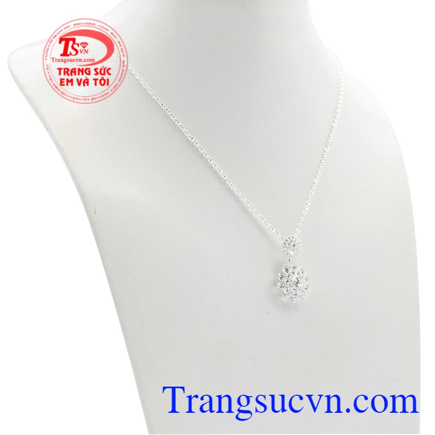 Bộ trang sức bạc quyến rũ là sự kết hợp từ dây chuyền và mặt dây mang lại bộ sản phẩm tinh tế cho người đeo. 
