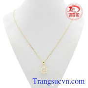 Bộ mặt dây ánh sáng lấp lánh là sự kết hợp hoàn hảo giữa mặt dây vàng Korea chất lượng và dây chuyền vàng nhỏ xinh.