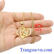 Bộ mặt dây chữ kim cương tinh tế.