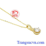 Phụ nữ ai cũng thích làm đẹp và ai cũng mong muốn được người mình yêu thương tặng cho mình những món quà ý nghĩa này.