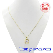 Bộ mặt dây vàng nữ tính là sự kết hợp giữa mặt dây vàng tinh tế và dây chuyền vàng o kết sáng bóng.