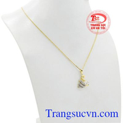 Từ sự kết hợp tinh tế giữa mặt dây Hàn Quốc và dây chuyền mảnh mai mang lại nét duyên dáng, thu hút cho người đeo.