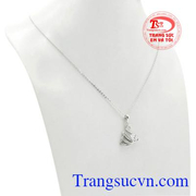 Bộ mặt dây là sự kết hợp giữa mặt dây thiên nga tinh tế và dây chuyền vàng trắng phù hợp với nhiều kiểu trang phục.
