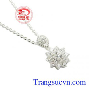 Bộ sản phẩm phù hợp với nhiều kiểu trang phục cho các chị em càng thêm xinh đẹp và cuốn hút hơn. Bộ trang sức bạc quyến rũ