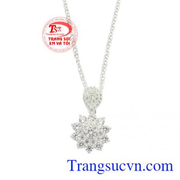 Sản phẩm chế tác từ bạc 92.5 vừa có tác dụng làm đẹp vừa cải thiện sức khỏe. Bộ trang sức bạc quyến rũ