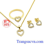 Bộ trang sức trái tim yêu thương được chế tác tinh xảo, công phu mang đến cho người dùng sự tinh tế và nữ tính.