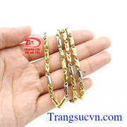 Dây chuyền nam can đảm có thể kết hợp với nhiều kiểu trang phục, phụ kiện hoặc với mặt dây chuyền vàng để tạo sự khác biệt.