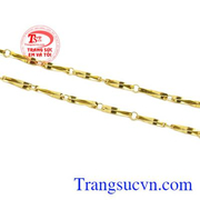 Sản phẩm có thể kết hợp nhiều kiểu trang phục mang lại vẻ thời trang cho nam giới.