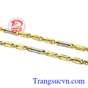 Sản phẩm chế tác từ vàng tây 10k, kết hợp vàng màu và vàng trắng tạo nên chiếc dây chuyền phong cách và hợp thời trang. Dây chuyền nam quyết thắng
