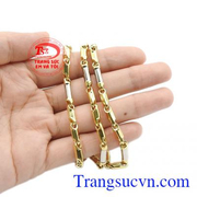 Với chiếc dây chuyền nam quyết thắng bạn có thể phối hợp cùng nhiều kiểu trang phục hoặc phụ kiện.