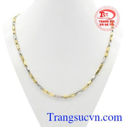 Dây chuyền nam thăng tiến được nhập khẩu từ vàng Itay kiểu chế tác nhỏ gọn dễ dàng kết hợp với nhiều trang phục.