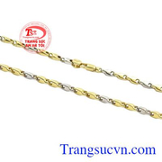 Có thể kết hợp mặt dây chuyền vàng sẽ làm tăng nét cuốn hút, cá tính mà vẫn vô cùng sang trọng đến cho các cánh mày râu.