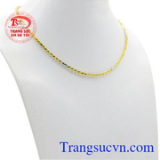 Dây chuyền vàng bé trai với kiểu dáng khỏe khoắn cho các bé càng thêm tự tin. 