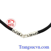 Sản phẩm kết hợp cùng mặt dây mang đến vẻ thời thượng, phong cách cho nam giới.