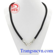 Dây dù bọc bạc thời trang cho nam đeo mặt dây chuyền với phong cách trẻ trung phù hợp với nhiều loại mặt dây.