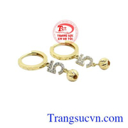 Hoa tai vàng mang lại vẻ dịu dàng, thanh lịch nhưng vẫn vô cùng thời trang.