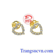 Hoa tai trái tim yêu thương được thiết kế nhỏ xinh làm tăng nét dễ thương, duyên dáng cho phái nữ.