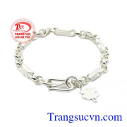 Lắc chân trẻ em được chế tác bằng bạc giúp tăng cường đề kháng, kháng khuẩn và cản gió cho bé.