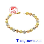 Với thiết kế hình dạng bi bắt sáng giúp các cô gái trở nên nổi bật và tự tin tỏa sáng.