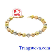 Lắc tay nữ thanh tú được chế tác vô cùng tinh xảo được nhiều phái đẹp ưa chuộng.