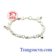 Lắc tay trẻ em được chế tác từ bạc 92.5 an toàn cho trẻ nhỏ. 