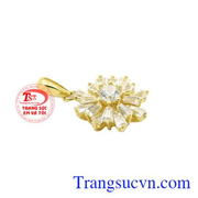 Mặt dây chuyền vàng nữ kết hợp cùng dây chuyền vàng tôn lên vẻ đẹp nữ tính thanh lịch.