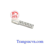 Với kiểu chế tác độc đáo, mới lạ giúp cho các cô gái nổi bật hơn trước đám đông.