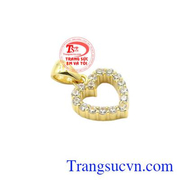 Sản phẩm thiết kế tinh tế từng chi tiết được gắn các viên đá CZ lấp lánh làm tăng sự thu hút cho phái đẹp.