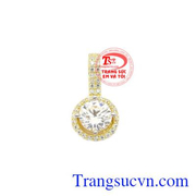 Mặt dây nữ thuần khiết mang lại nét duyên dáng dễ dàng kết hợp với nhiều kiểu trang phục.