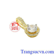 Mặt dây kết hợp cùng dây chuyền tạo điểm nhấn giúp cho cổ của các nàng nhỏ gọn hơn.