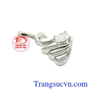 Vẻ đẹp ấy được các nhà thiết kế trang sức tận dụng tạo nên những sản phẩm tuyệt vời đến cho phái đẹp.