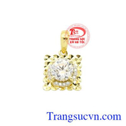 Mặt dây vàng màu nữ tính được thiết kế từng đường nét sắc xảo, sáng bóng.