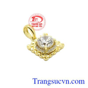 Với thiết kế mới lạ mang đến nét cá tính, quyến rũ cho phái đẹp phù hợp với nhiều kiểu dây chuyền.