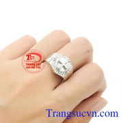 Thiết kế trẻ trung, nam tính và hợp thời trang giúp người dùng thỏa sức kết hợp với nhiều kiểu trang phục và phụ kiện. Nhẫn nam thánh giá đẹp