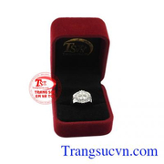 Nhẫn nam thánh giá phù hợp với nhiều độ tuổi.