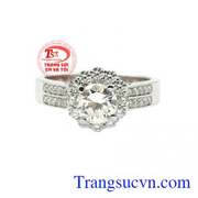 Nhẫn nữ kim cương kiêu sa mang phong cách quý cô sành điệu, sang trọng và quyến rũ.