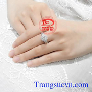 Chính vì thế mà bất cứ người phụ nữ nào cũng khao khát được sở hữu. Nhẫn nữ kim cương kiêu sa