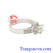 Kiểu dáng hợp thời trang, phù hợp với nhiều kiểu trang phục. Nhẫn nữ kim cương kiêu sa