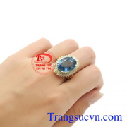 Trong văn hóa phương Tây, đá topaz xanh dương được coi là viên đá của tháng 12 và được dùng để kỷ niệm 4 năm ngày cưới. Nhẫn nữ topaz quý phái