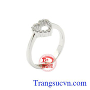 Nhẫn nữ trái tim thủy chung được thiết kế kiểu dáng nữ tính, hướng đến vẻ thuần khiết.