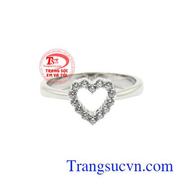Nhẫn nữ trái tim thủy chung gửi gắm thông điệp gắn kết tình yêu vĩnh cửu cho những người đang yêu, đã yêu và chưa yêu.