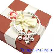 Sản phẩm chế tác từ bạc 92.5 an toàn cho làn da của trẻ nhỏ. Vòng bạc tuổi tý tinh nghịch