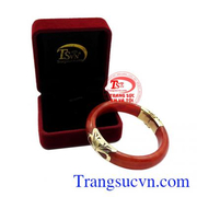 Ngọc cẩm thạch thiên nhiên phù hợp với người mệnh hỏa và mệnh thổ, đem đến sự may mắn, bình an. Vòng ngọc jadeite đỏ quý phái