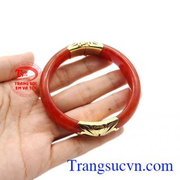 Ngọc cẩm thạch đỏ được bọc vàng khiến cho sản phẩm vừa mang nét sang trọng vừa thể hiện được đẳng cấp của người dùng. Vòng ngọc jadeite đỏ quý phái