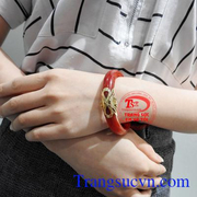 Vòng ngọc jadeite đỏ quý phái được bảo hành uy tín, giao hàng toàn quốc.