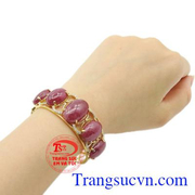 Vòng tay ruby trang nhã đặc biệt tỏa sáng trên mọi trang phục của người dùng.