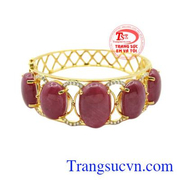 Ruby là biểu tượng của sự phú quý từ lâu chúng đã trở thành thước đo chuẩn mực cho sự thành công, địa vị và quyền lực.