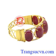 Người sở hữu vòng tay ruby trang nhã toát lên vẻ đẹp thần thái sang trọng.