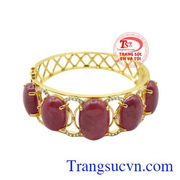 Vòng tay ruby trang nhã là sản phẩm được chế tác từ vàng 18k kết hợp đá ruby chất lượng cao.